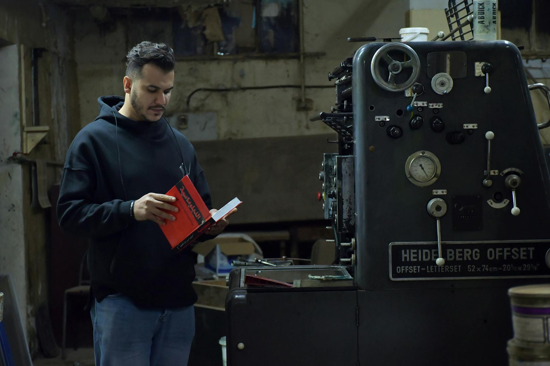 Offset printing machine producing consistent prints